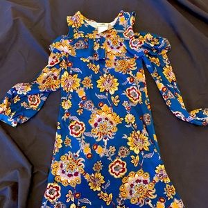 Polyester dress with the shoulders out